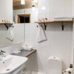 Economy-twin-plus-bathroom_1920px_HotelRantapuisto